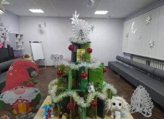 На Чернігівщині зробили ялинку з книжок