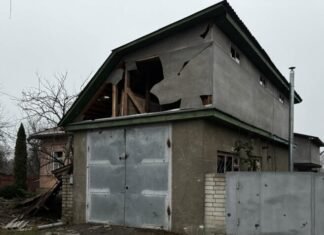 Наслідки нічного обстрілу: у Новгород-Сіверському пошкоджено близько десяти будинків та автівки (Фото)
