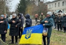 Назбирали грошей на меморіал воїну: у селі на Чернігівщині встановили пам’ятний знак загиблому захиснику (Фото)