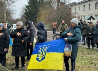 Назбирали грошей на меморіал воїну: у селі на Чернігівщині встановили пам’ятний знак загиблому захиснику (Фото)