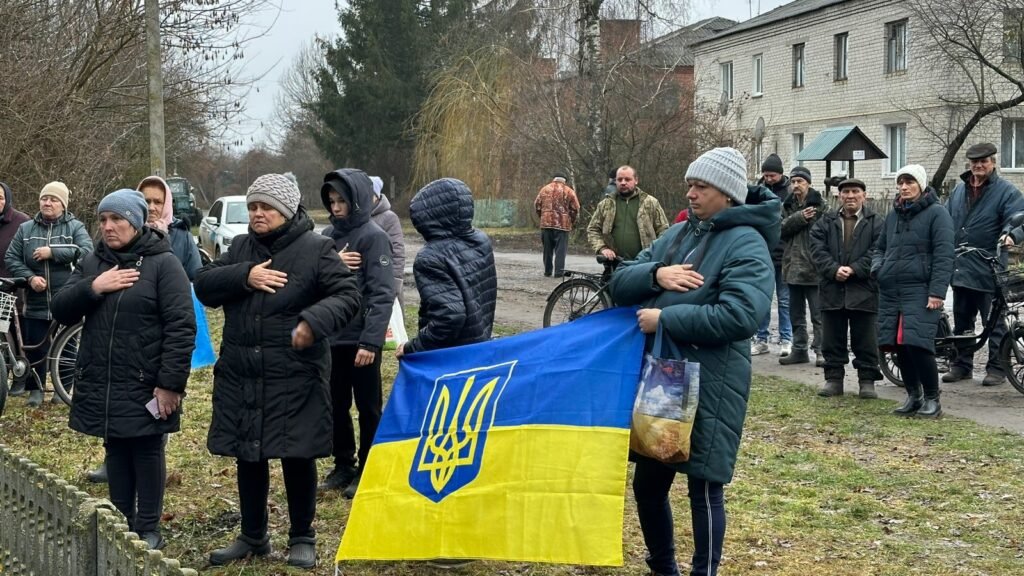 Назбирали грошей на меморіал воїну: у селі на Чернігівщині встановили пам’ятний знак загиблому захиснику (Фото)