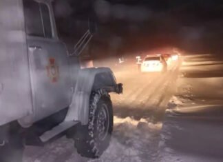 Снег на Прикарпатье парализовал движение на дорогах, спасатели эвакуируют людей, — ГСЧС (видео)