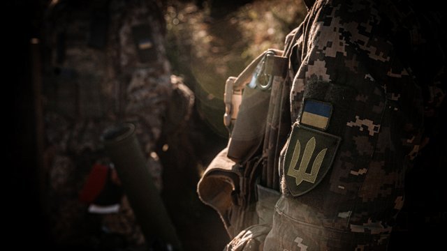 Украинцы больше всего доверяют ВСУ, ГСЧС и добровольцам, наибольшее недоверие к Верховной Раде, госаппарату и правительству