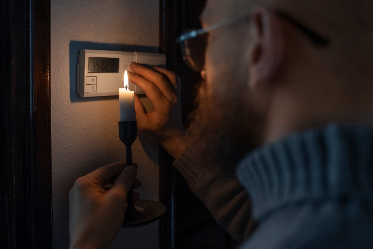 Графики отключения электроэнергии на 3 декабря: где дольше всего завтра не будет света и кому повезет