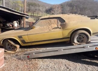Культовый Ford Mustang 60-х за $100 000 простоял почти полвека в сарае (видео)
