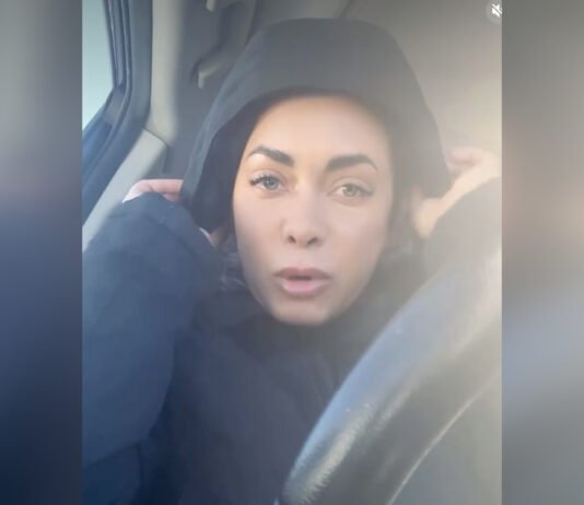 Вы надевали зимнюю куртку не правильно: блогерша удивила способом ношения верхней одежды (видео)