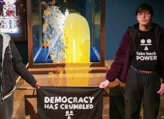 В Лондоне активисты забросали яблочным пирогом корону Британской империи (видео)