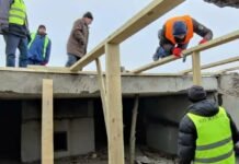 Закривають дах: що чекає на пошкоджену багатоповерхівку в Чернігові