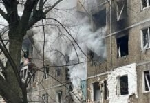 У Чернігові ліквідують наслідки влучання ворожого БпЛА в п’ятиповерхівку