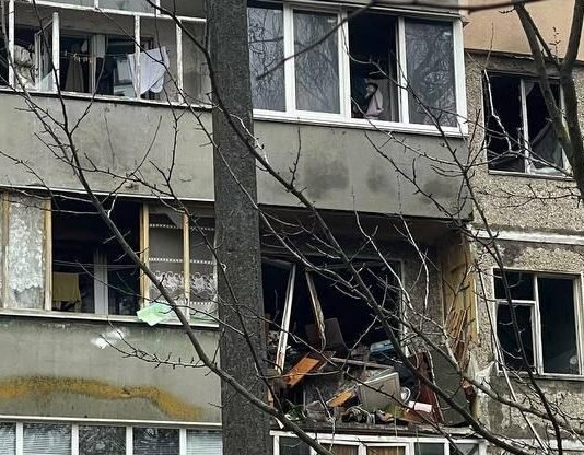 Госпіталізовано троє осіб: що відомо про стан поранених унаслідок влучання БпЛА у Чернігові