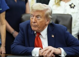 Компрессионные носки, проблемы со слухом и много аспирина: СМИ раскрыли состояние здоровья Трампа