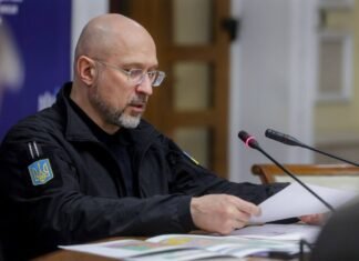 Резервные генераторы и ремонтные бригады из областей: Шмыгаль рассказал, как Киеву возвращают тепло и свет