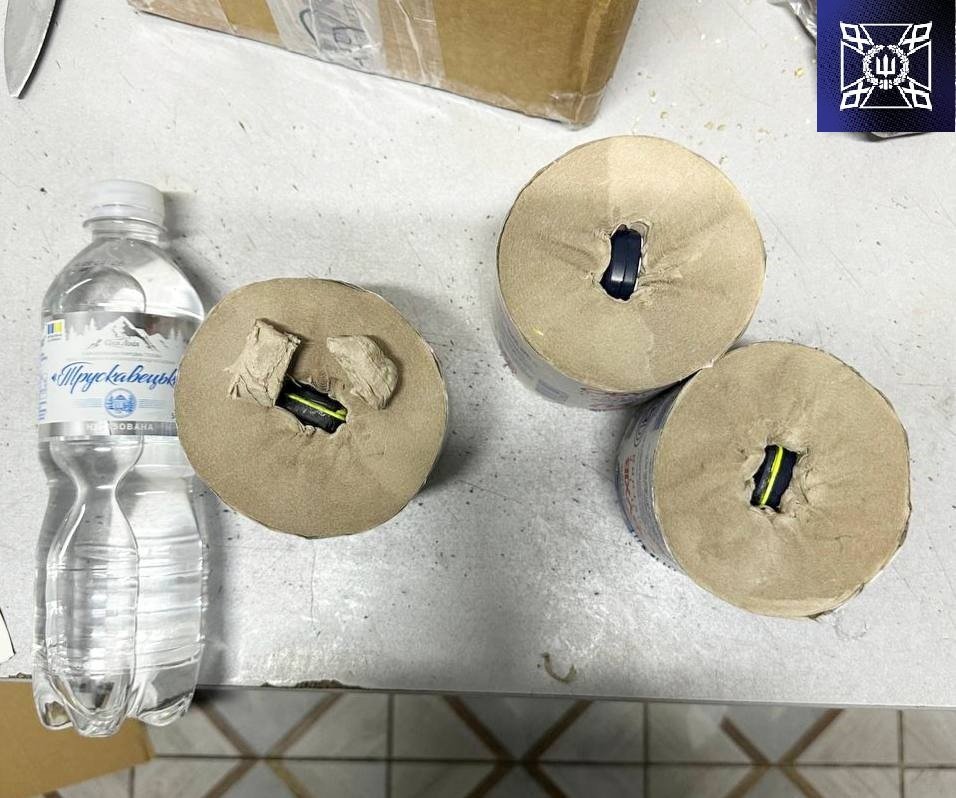 Мобільні телефони та рідини: у Чернігівському СІЗО виявили заборонені предмети в посилках для ув’язнених