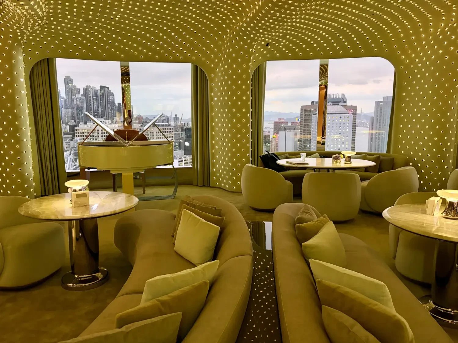 Peridot: У Гонконгу відкрили «неоново-зелений» бар з Instagram-коктейлями та панорамним видом