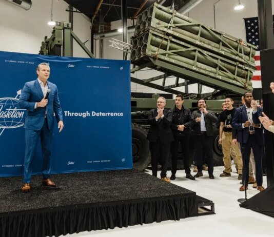 Міністр війни США Піт Хегсет проінспектував розробку новітньої гіперзвукової ракети "Чорна борода"