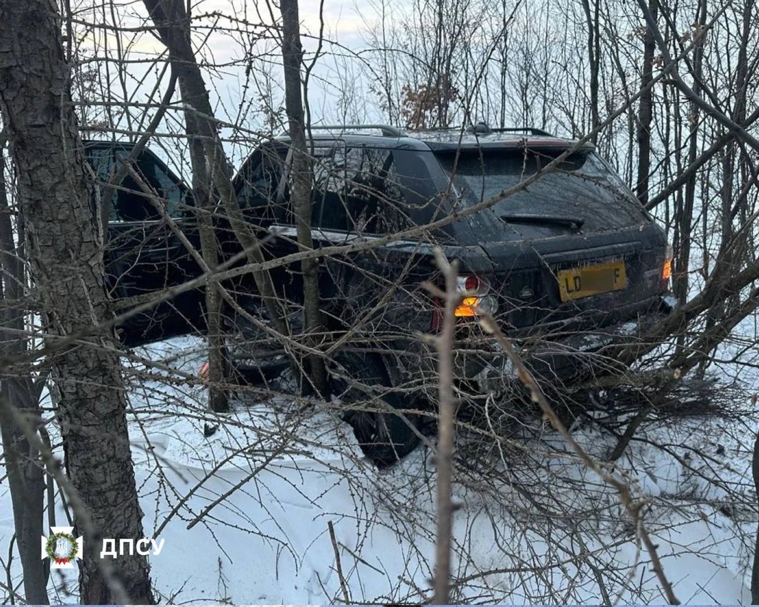 Водій Range Rover травмував прикордонника під час спроби прориву кордону — ДПСУ