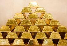 Золото наблизилося до $5600 на тлі посилення попиту на активи-притулки