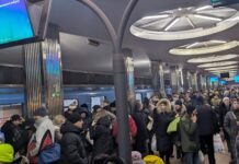 Люди еле влезают в вагоны: в Киеве из-за тревоги произошел «коллапс» транспорта (фото, видео)