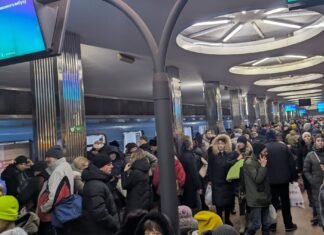 Люди еле влезают в вагоны: в Киеве из-за тревоги произошел «коллапс» транспорта (фото, видео)