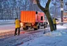 Сніг після дощу у Чернігові: комунальники прибирають дороги, тротуари та зупинки