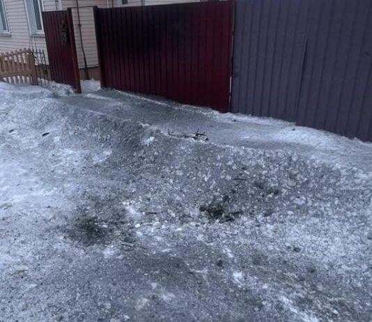 FPV-дрон атакував житловий масив у Семенівці на Чернігівщині: пошкоджено паркан, фасад та вікна будинку