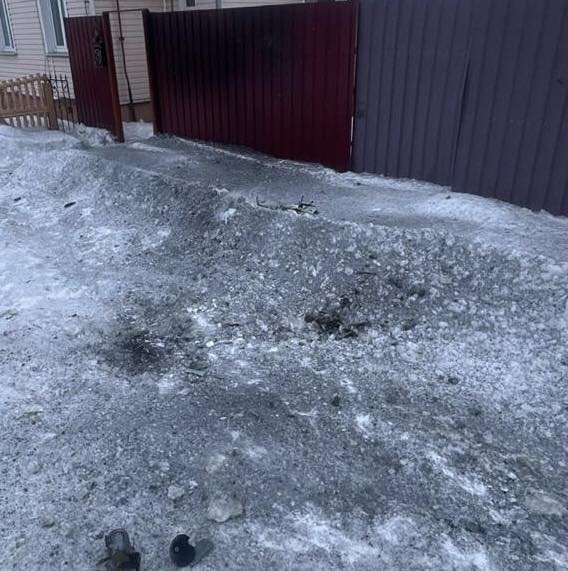 FPV-дрон атакував житловий масив у Семенівці на Чернігівщині: пошкоджено паркан, фасад та вікна будинку