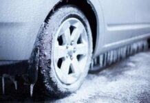 На Чернігівщині патрульні замінили водієві колесо, яке примерзло через низьку температуру