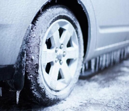 На Чернігівщині патрульні замінили водієві колесо, яке примерзло через низьку температуру