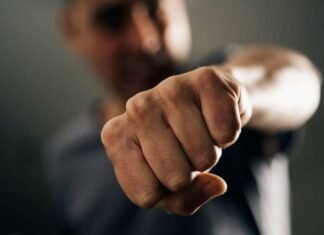 Щонайменше 23 удари по голові та ногам: на Чернігівщині чоловіка засудили до 10 років за вбивство рідного брата