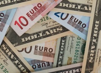 Официальный курс доллара третий день подряд бьет рекорды, евро приблизился к 50 грн