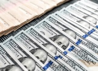 Официальный курс доллара впервые превысил 43 грн