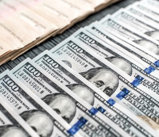 Официальный курс доллара впервые превысил 43 грн