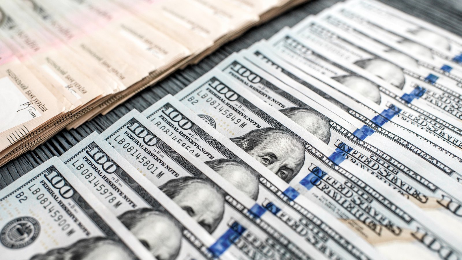 Официальный курс доллара впервые превысил 43 грн