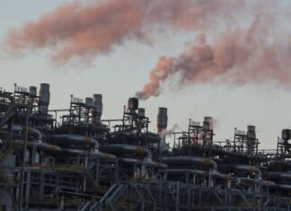 Россия сократила добычу нефти до минимума за полтора года из-за санкций – разведка