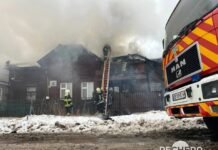 У Чернігові спалахнула пожежа в унікальному деревʼяному будинку