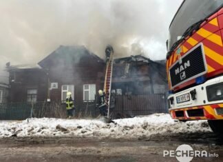 У Чернігові спалахнула пожежа в унікальному деревʼяному будинку