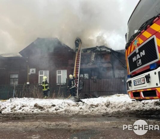 У Чернігові спалахнула пожежа в унікальному деревʼяному будинку