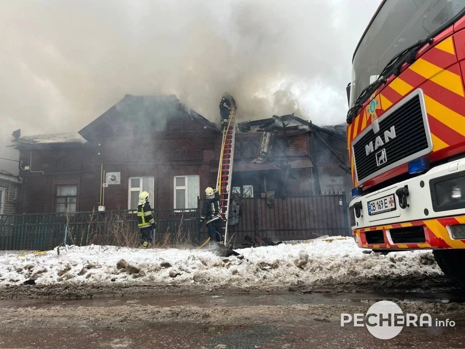У Чернігові спалахнула пожежа в унікальному деревʼяному будинку