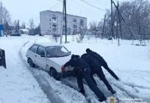 Негода на Чернігівщині: поліцейські визволяють автівки зі снігових пасток