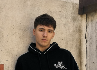 20-летний украинский певец показался на костылях: он перенес операцию (фото)