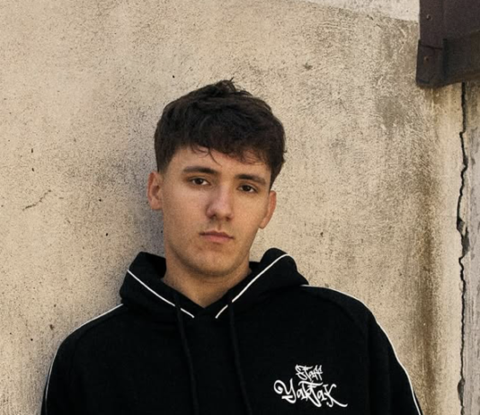 20-летний украинский певец показался на костылях: он перенес операцию (фото)