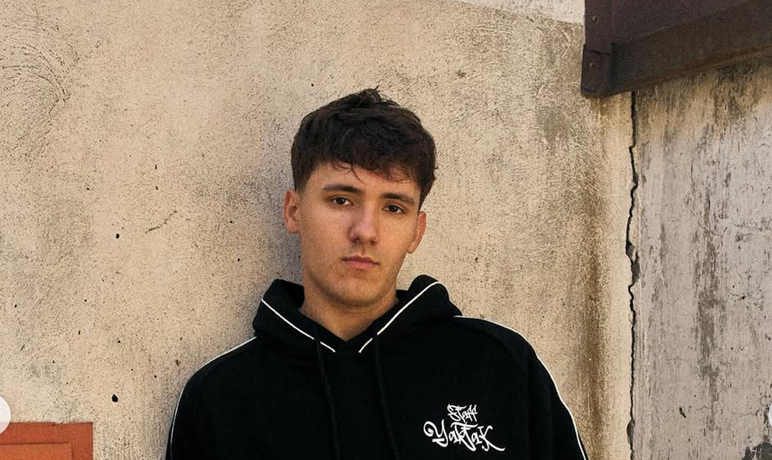 20-летний украинский певец показался на костылях: он перенес операцию (фото)