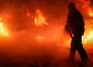 Россияне атаковали «Шахедами» Киевскую область: пылает многоэтажка, есть погибшие (видео)