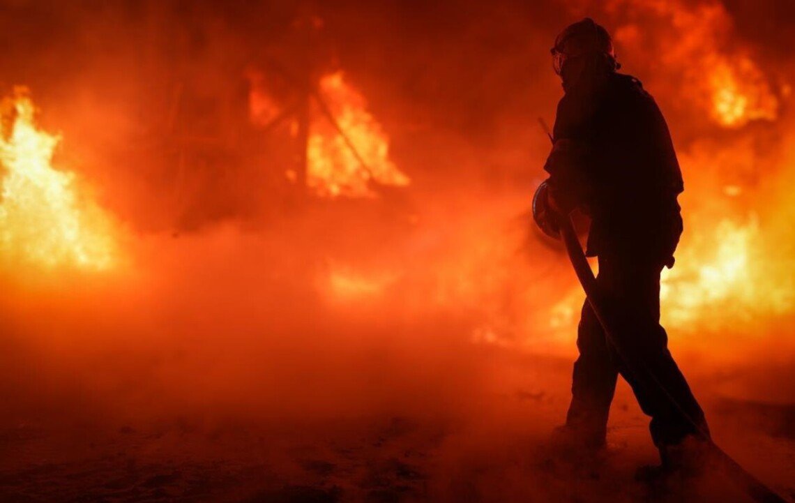 Россияне атаковали «Шахедами» Киевскую область: пылает многоэтажка, есть погибшие (видео)