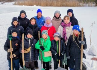 До облаштування ковзанки на Чернігівщині долучилися діти (Фото)