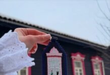 Майстриня з Харкова створила серію прикрас із бісеру з мотивами дерев’яних будиночків Чернігова