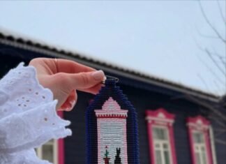 Майстриня з Харкова створила серію прикрас із бісеру з мотивами дерев’яних будиночків Чернігова