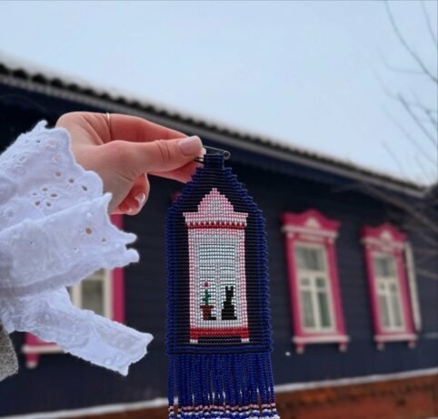 Майстриня з Харкова створила серію прикрас із бісеру з мотивами дерев’яних будиночків Чернігова