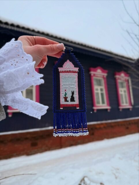 Майстриня з Харкова створила серію прикрас із бісеру з мотивами дерев’яних будиночків Чернігова