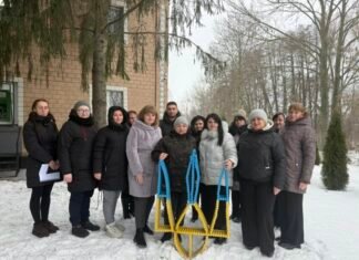 Синьо-жовтий тризуб із гільз стоятиме поблизу сільської ради на Чернігівщині